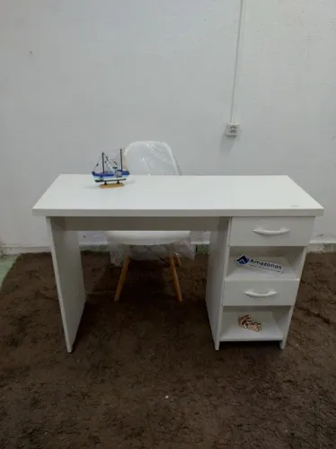 Escrivaninha com gavetas