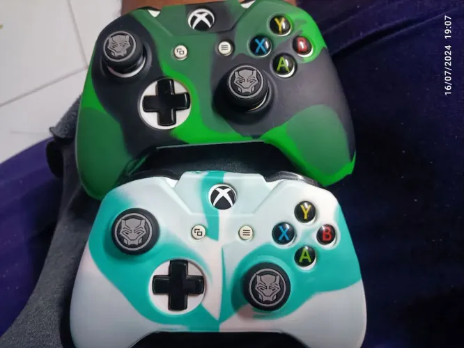 Capa de Silicone Xbox One + 01 Par de Grips
