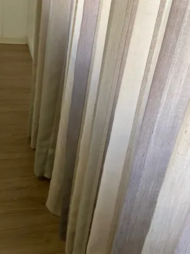 CORTINA LISTADA EM LINHO OFF WHITE DA DONATELLE DECORAÇÕES