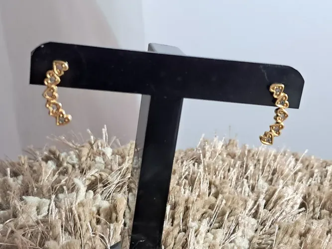 Brincos dourados em formato de coração