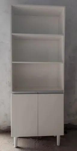 Armário multiuso com pés 