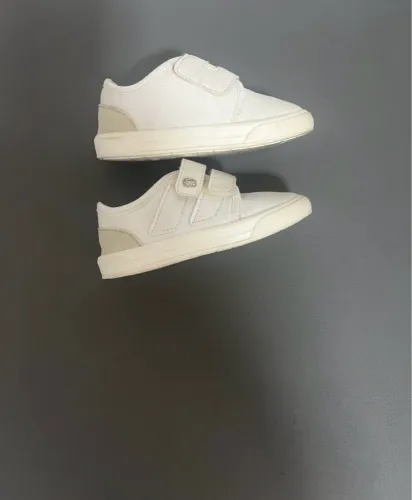 Tênis Infantil Branco com Velcro tamanho 20.