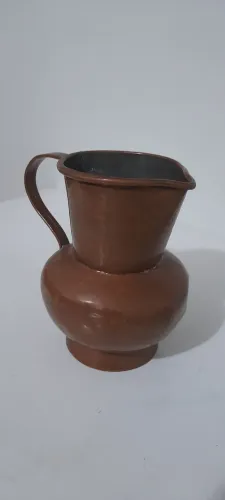 Jarro de cobre, 15 cm de altura X 8 cm de boca