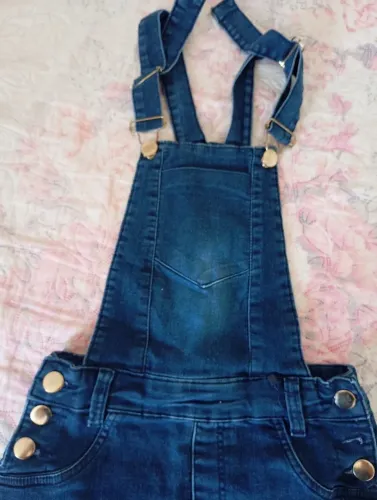 Jardineira jeans feminina 