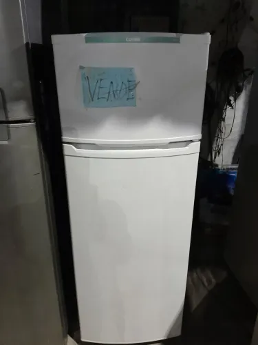Vendo geladeira foncionando  com garantia 