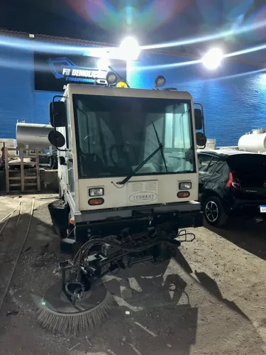 Varredeira e sugadoura sentinel tennant