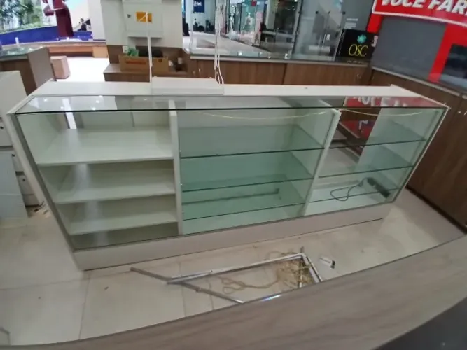 Balcão expositor de aproximadamente 2,7m
