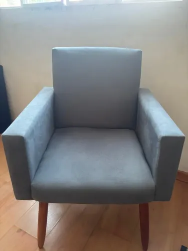 Poltrona Cinza Confortável e Elegante