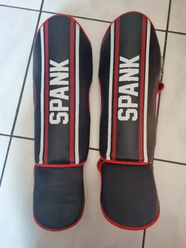 Caneleira de Muay Thai SPANK Pro Sparring. 