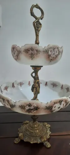 Fruteira de bronze com porcelana antiga lindíssima
