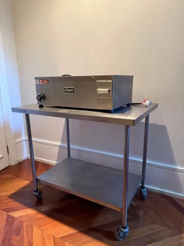 Mesa de apoio em aço Inox Fritomaq de 1 metro com rodinhas. Qualidade altíssima.