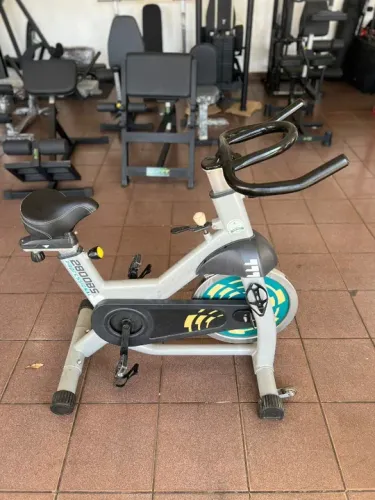 Bicicleta Spinning Seminova, usuário até 150 kg, Disco de 20 kg, com garantia.