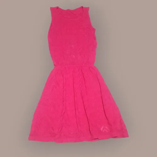 Vestido Rosa Vibrante com Detalhes Texturizados