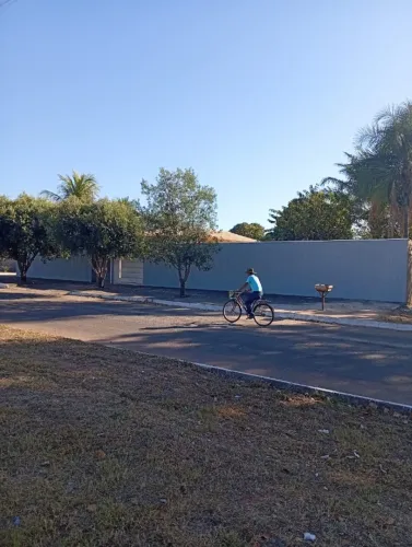 CHURRASCO, PISCINA E BARCO NA GARAGEM! Sua Nova Vida Começa Aqui, NO CENTRO DE BRITÂNIA!