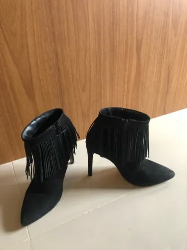 Botas pretas com franjas