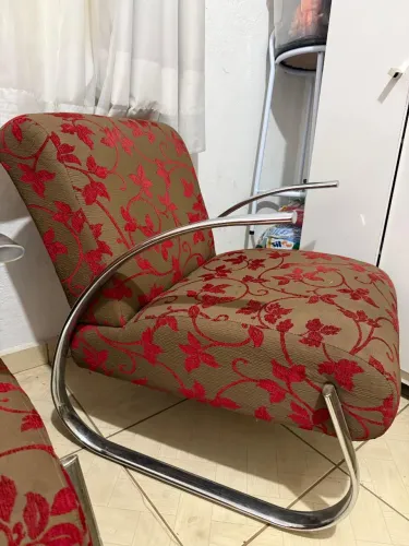 Poltrona moderna com estrutura cromada - ótimo estado