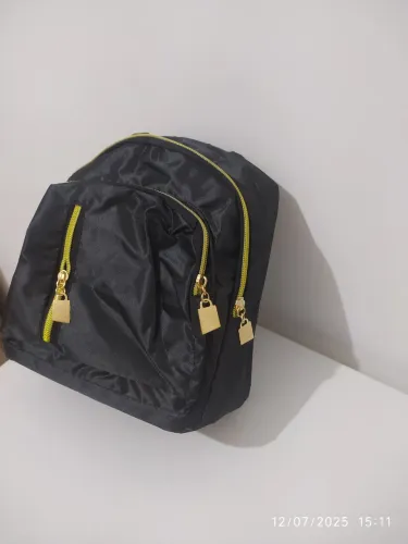 Mochila preta com detalhes