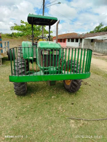 Trator John Deere 5085e C/ implementos 