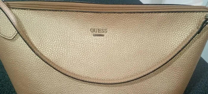 Bolsa Guess Dourada Elegante