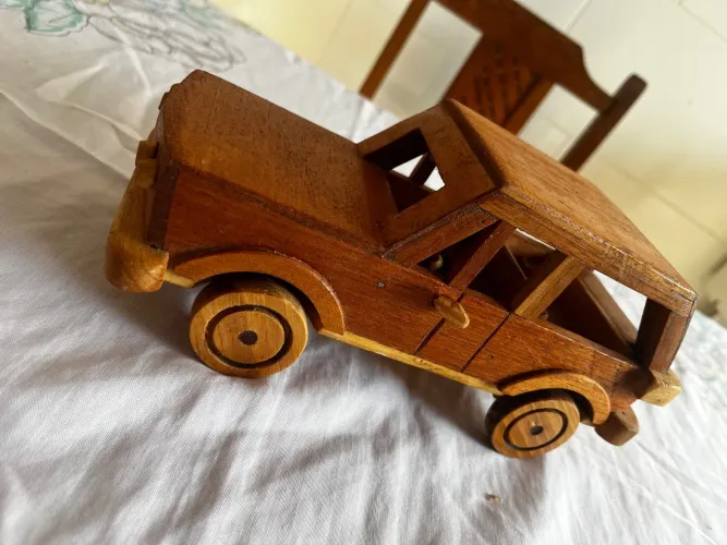 Miniatura de Carro em Madeira Artesanal Brasília