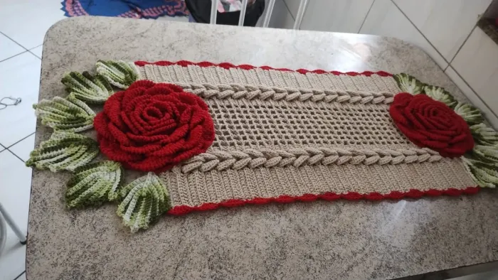 Trilho pra mesa de crochê com flores