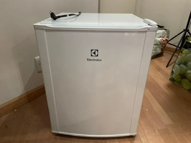 Geladeira Frigobar Electrolux Re80 80l Branco 127v