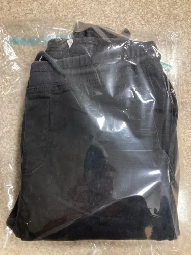 Calça preta com detalhe franzido