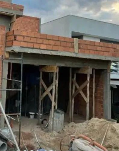 Pedreiro. E elétrica
