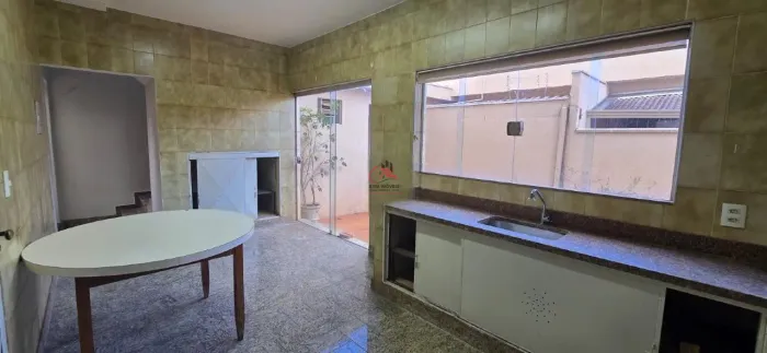 Casa no Conjunto Guanabara com 4 Quartos (2 Suítes) - 300m²