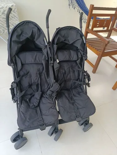 Carrinho de bebê gêmeos 