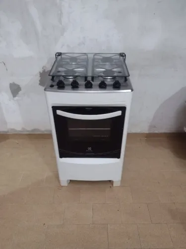 Fogão Electrolux automático funcionando tudo e limpo.