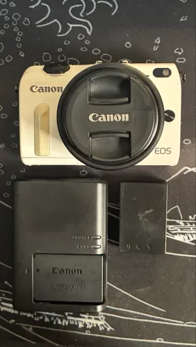 Canon eos m2 filma em 5k com lente 15-45, carregador e 2 baterias
