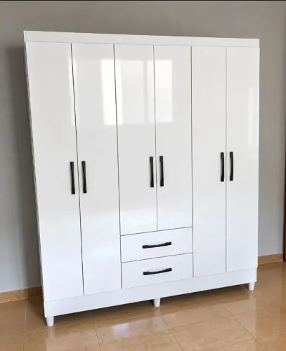 Guarda roupa 6p branco com pezinhos