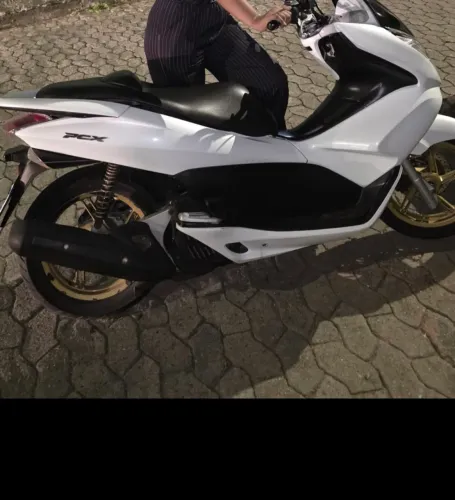 Vendo Honda PCX 150 (2014) - Branca com Rodas Douradas