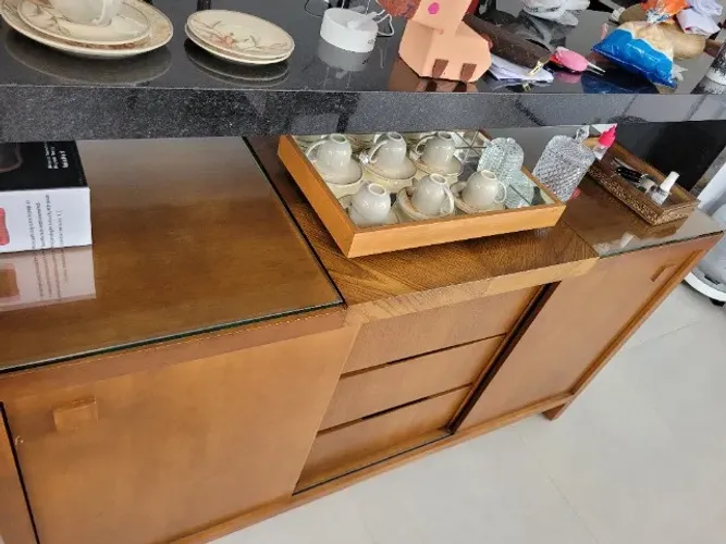 Buffet de madeira maciça