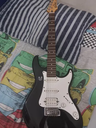Guitarra Crafter em ótimo estado