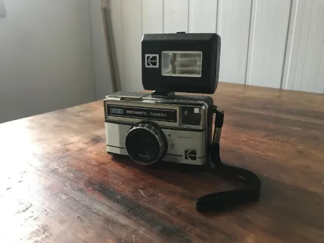 Câmera Kodak Instamatic 177 XF + Flash Kodaluz 18 | Vintage 