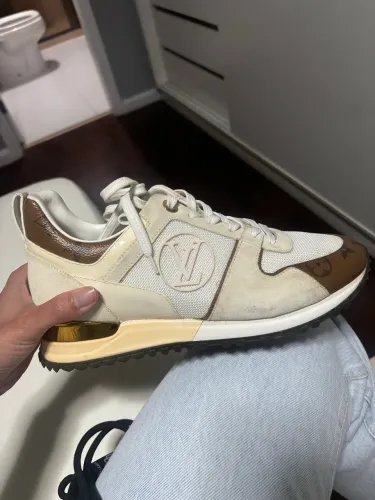 Vendo sneaker original Louis Vuitton valor original 7 mil reais tamanho 37