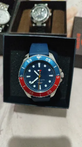 Relógio Tommy Hilfiger vendo ou troco por celular poco x8 pro dou a volta.