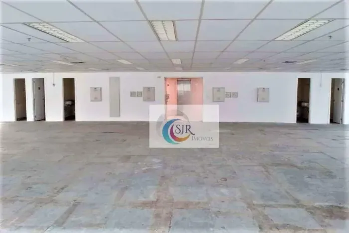 Conjunto comercial com 330,00 m² - andar inteiro em vão livre.