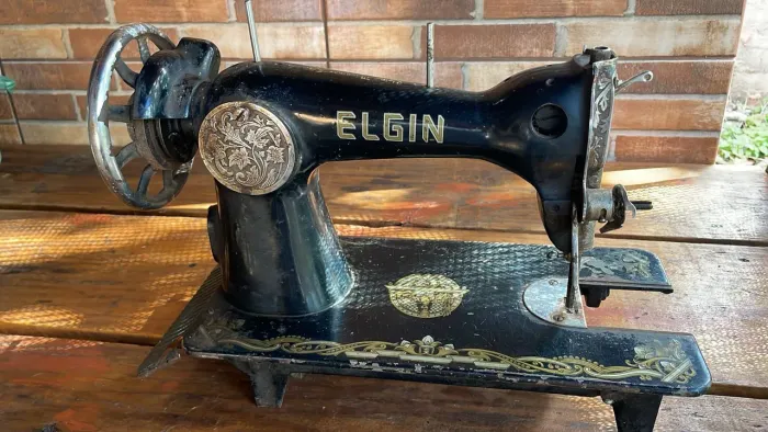 Máquina de Costura Antiga Elgin - Decorativa / Vintage