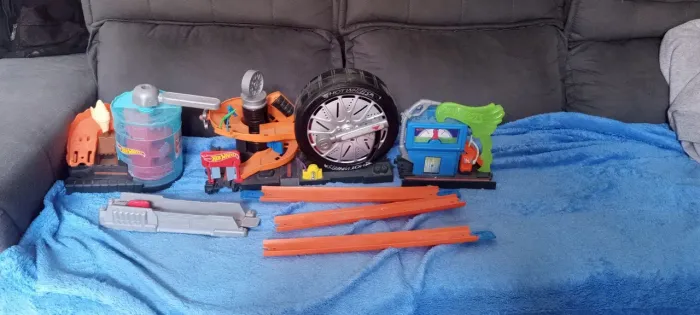 3 acessórios da hot Wheels mais pista 