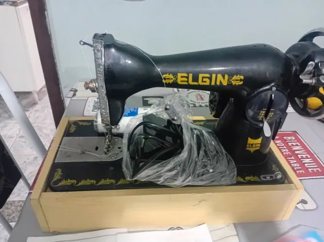 Máquina de costura Elgin