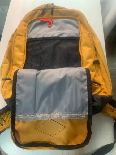 Linda e prática mochila Quechua, 16 litros, nova, perfeita para trilheiros e viajantes