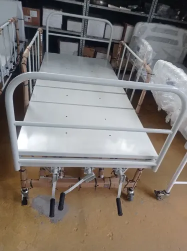 Cama hospitalar. Sem Uso, c regulagem de altura) 