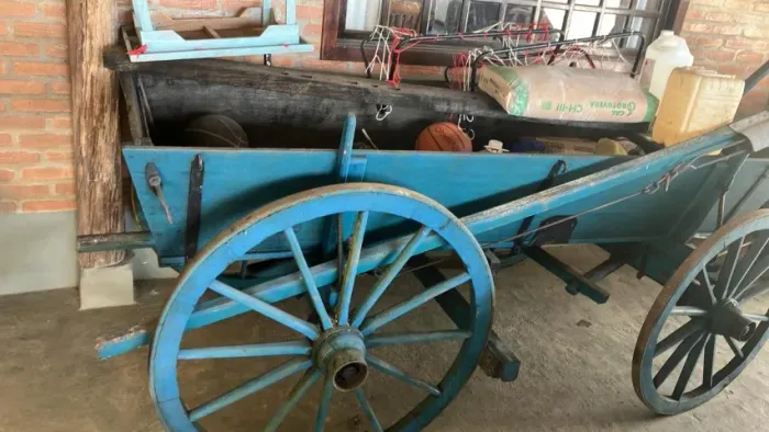 Carroça, arado ferro, carro de boi.