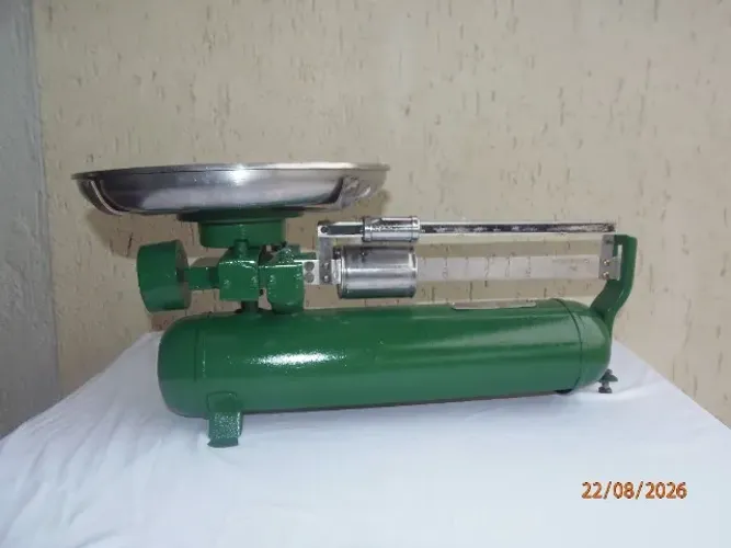 Balança mecânica vintage em ferro fundido de bancada.