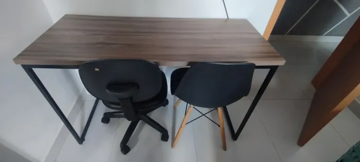 Mesa de estudos / escrivaninha / cadeiras