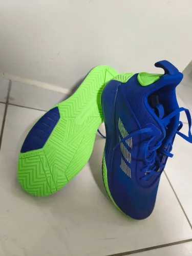 Vendo Basqueteira Zero Adidas número 42, nunca foi usada