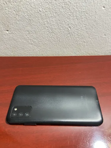 Celular a03s com um trinco na tela 